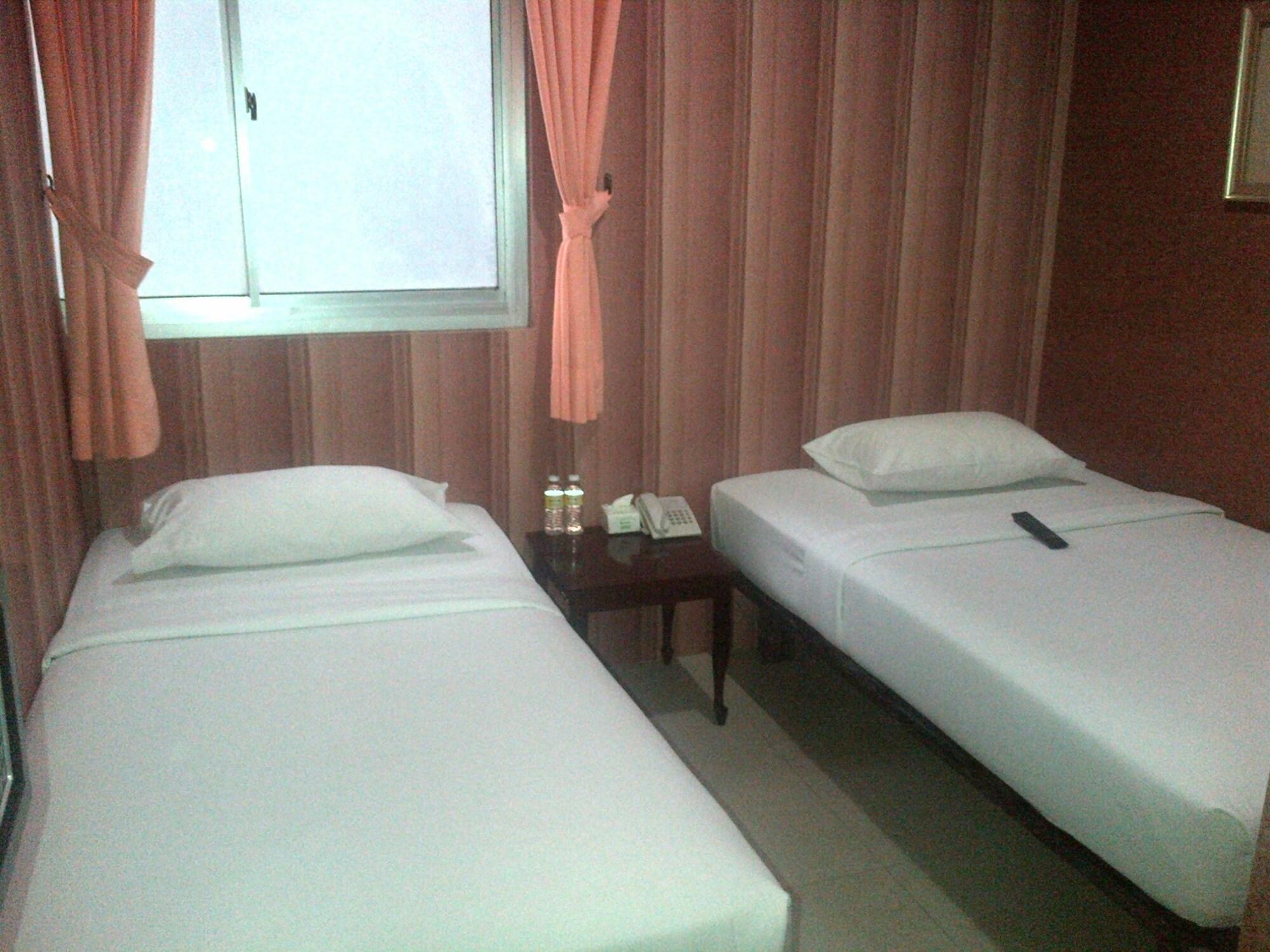 Twins Hotel Джакарта Екстериор снимка