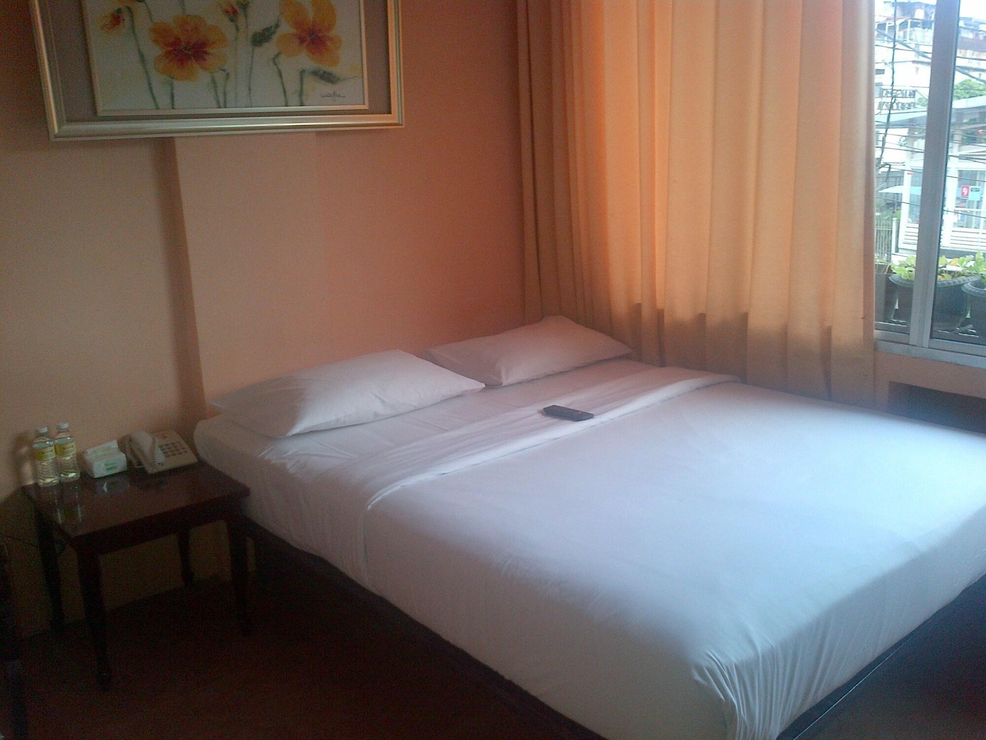 Twins Hotel Джакарта Екстериор снимка