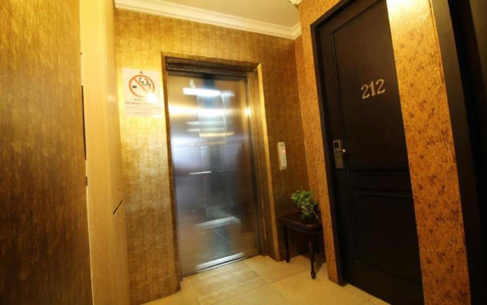 Twins Hotel Джакарта Екстериор снимка