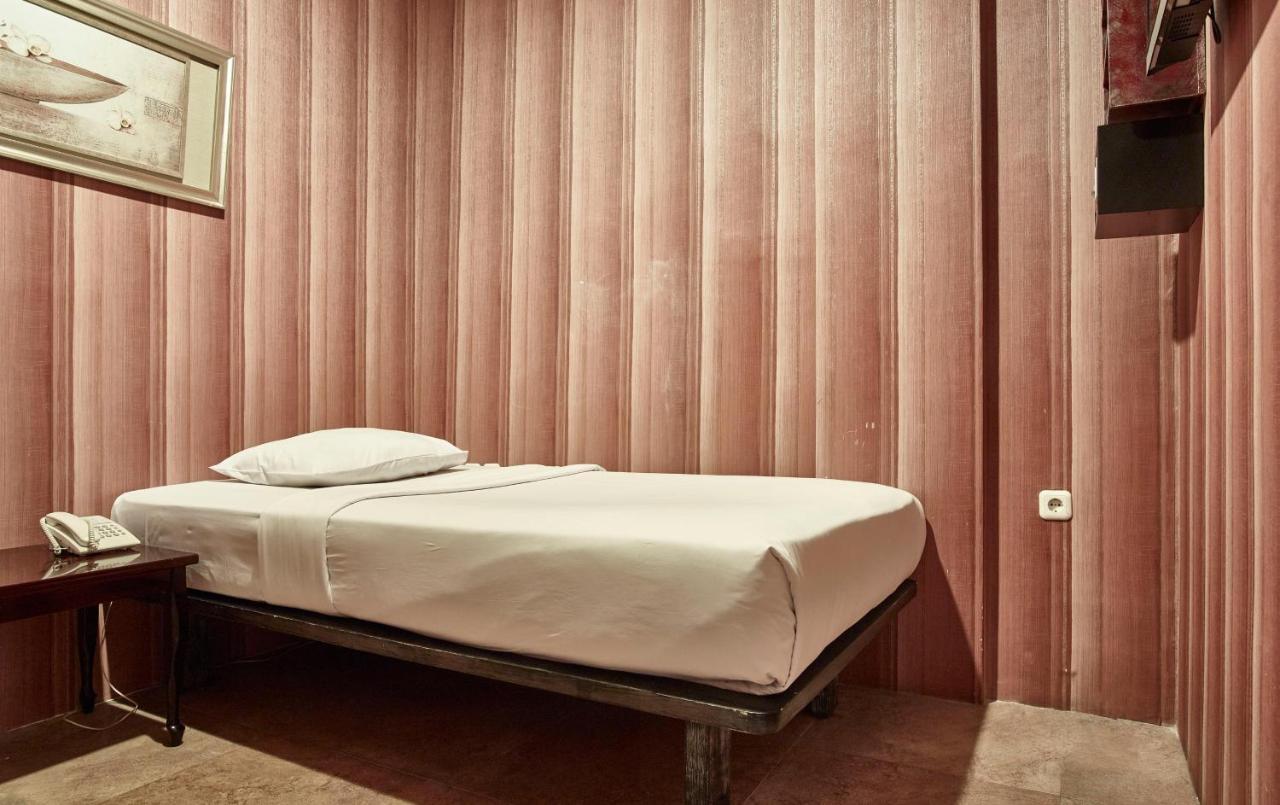 Twins Hotel Джакарта Екстериор снимка